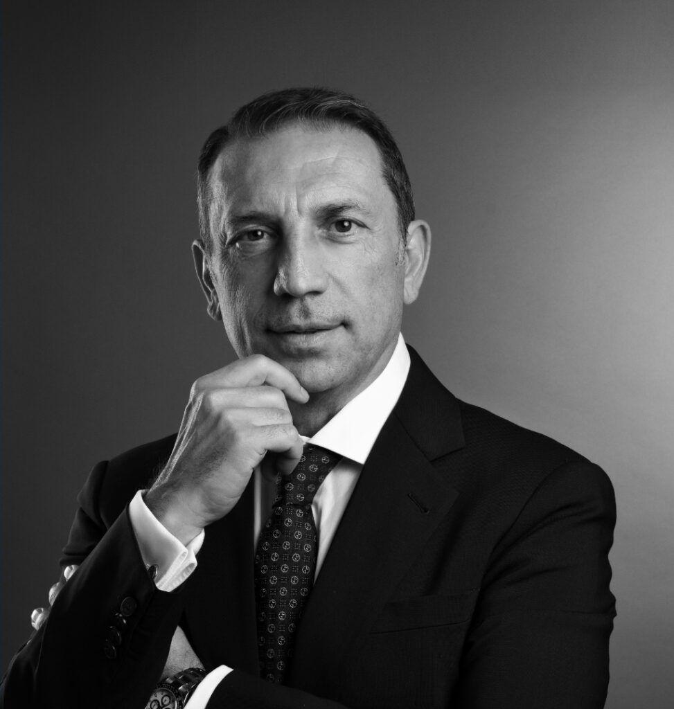 Foto del dott. Dimitris Tsoukalas con completo scuro