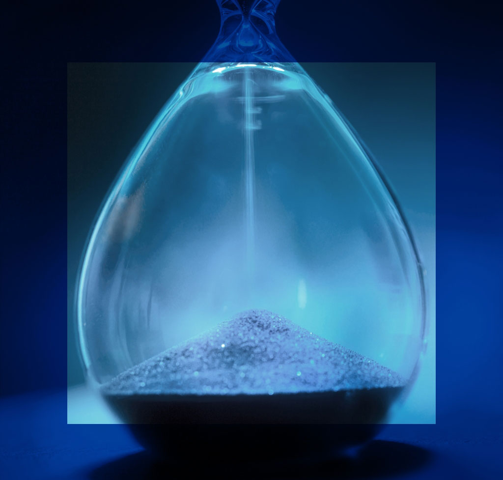 Clessidra con sabbia blu in caduta, simbolo del tempo che scorre — rappresentazione visiva del tempo necessario per completare il sondaggio